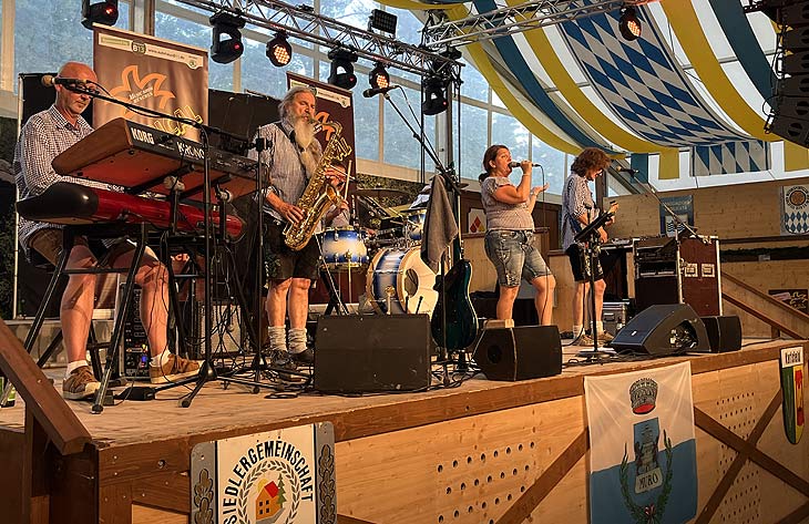Tropial Rain" spielte live im Festzelt auf dem Karlsfelder Siedlerfest 2022 (©Foto.Martin Schmitz)